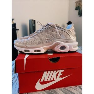 Nike Air Max Plus - Women’s 9